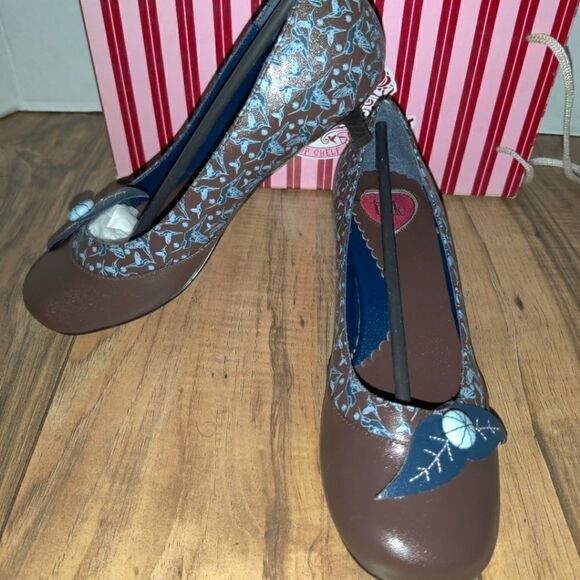 T.U.K. Women's Shoes Slip On Heels With Hummingbird Pattern Size: 5 - Picture 1 of 10